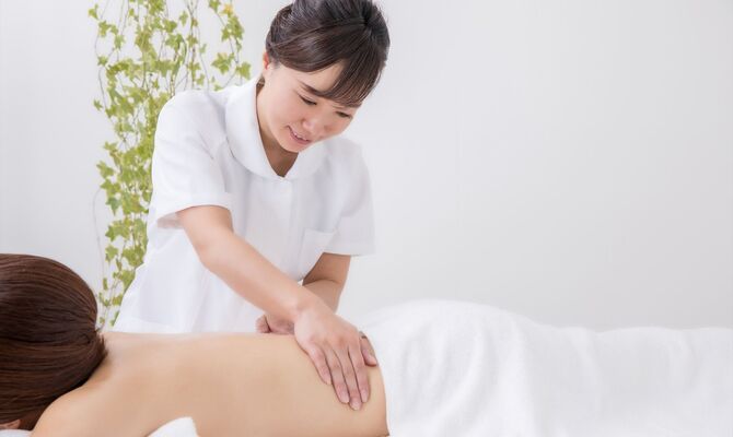 施術する女性