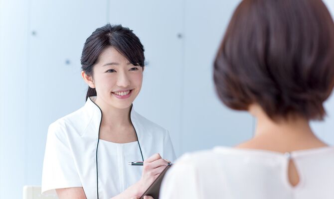 顧客から話を聞くスタッフ