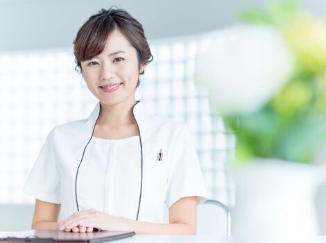 微笑む女性スタッフ