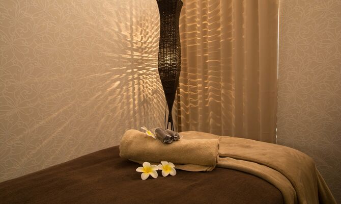 落ち着いた店内-min