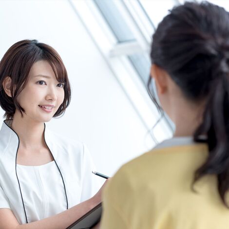 カウンセリングする女性スタッフ