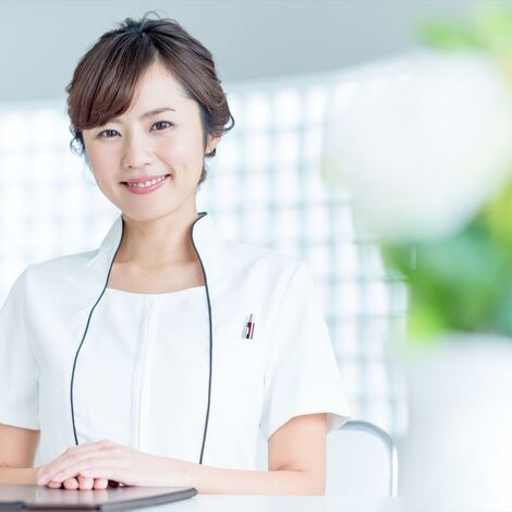 微笑む女性スタッフ