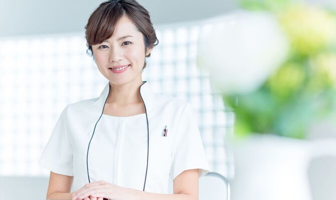微笑む女性スタッフ